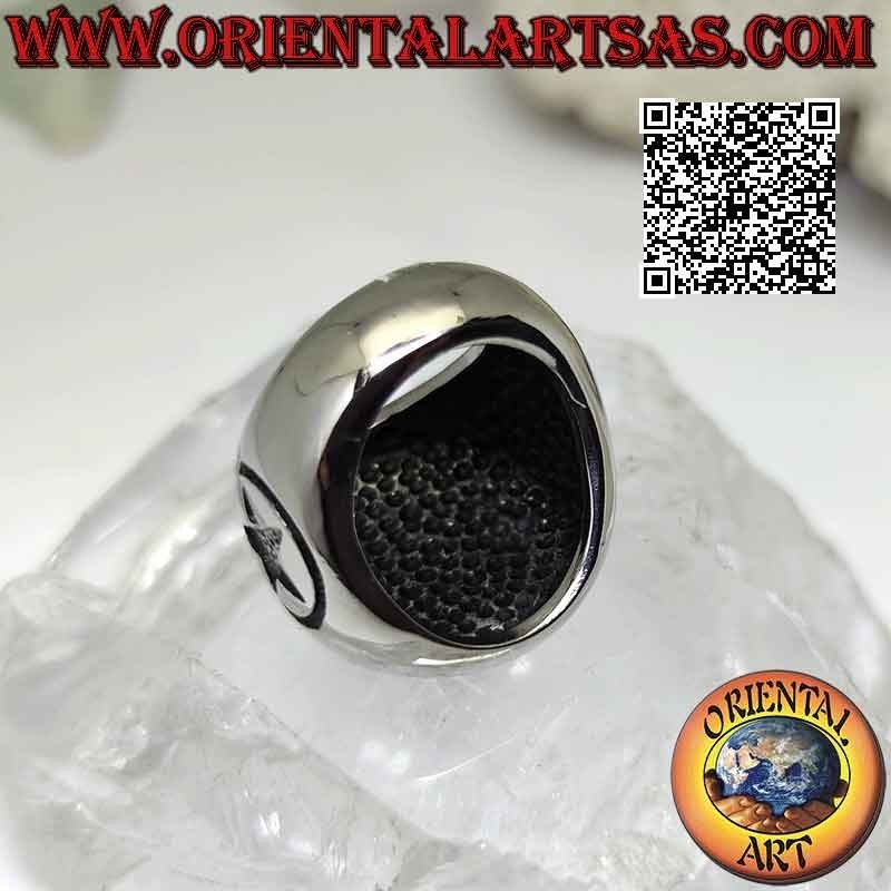Anello in acciaio chirurgico (316L), pentacolo in bassorilievo nello stemma centrale e sui lati