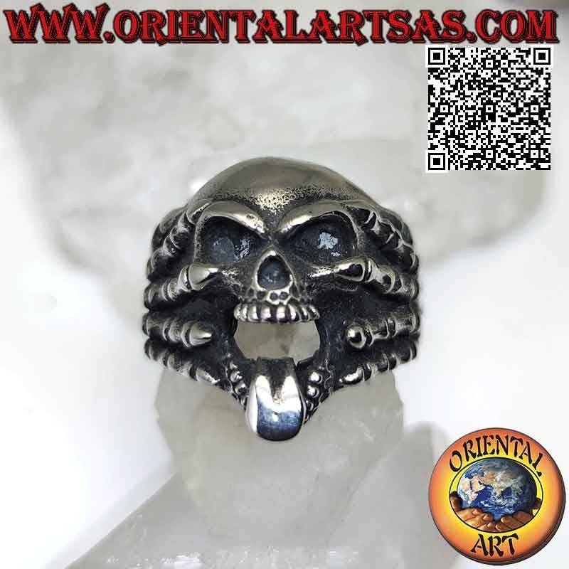 Anillo de acero quirúrgico (316L), calavera con lengua agarrada por manos esqueléticas
