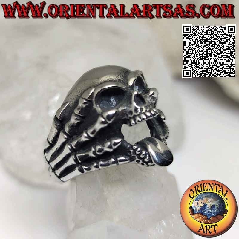 Anillo de acero quirúrgico (316L), calavera con lengua agarrada por manos esqueléticas