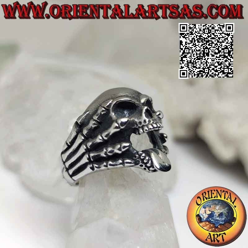 Anillo de acero quirúrgico (316L), calavera con lengua agarrada por manos esqueléticas