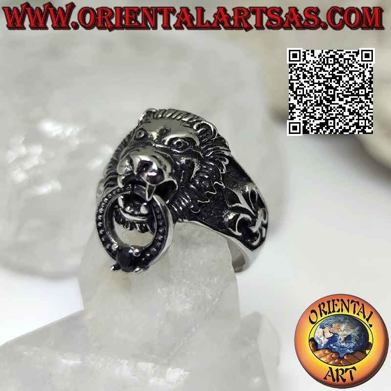 Anello in acciaio chirurgico (316L), leone che afferra un cerchio con granato incastonato e giglio sui lati