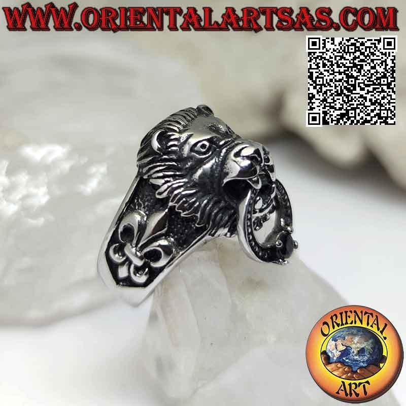 Anello in acciaio chirurgico (316L), leone che afferra un cerchio con granato incastonato e giglio sui lati