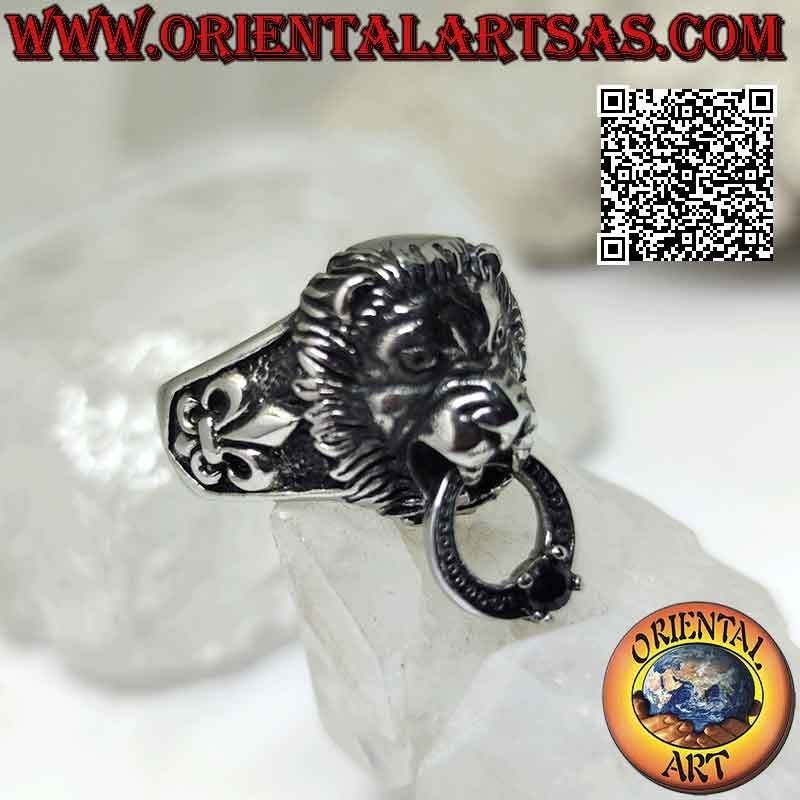 Ring aus Chirurgenstahl (316L), Löwengreifkreis mit gefasstem Granat und Lilie an den Seiten