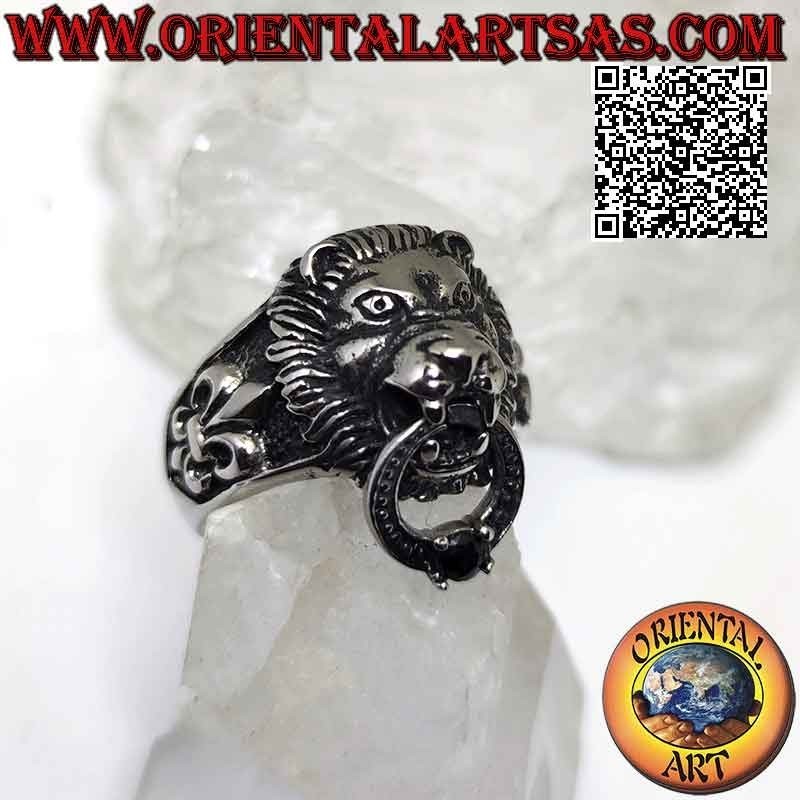 Anillo de acero quirúrgico (316L), león agarrando un círculo con granate y lirio engastados en los laterales