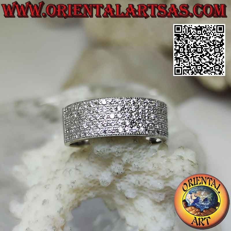 Anello in argento a fascia piatta tempestata per metà di zirconi bianchi incastonati (8 mm)