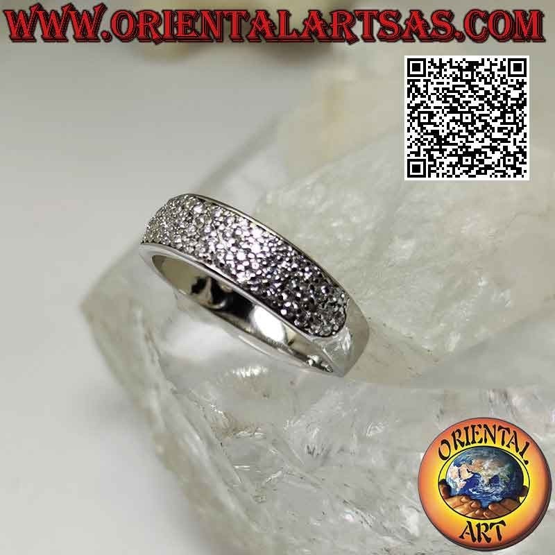 Anello in argento a fascia crescente tempestata per metà di zirconi bianchi incastonati (6 mm)