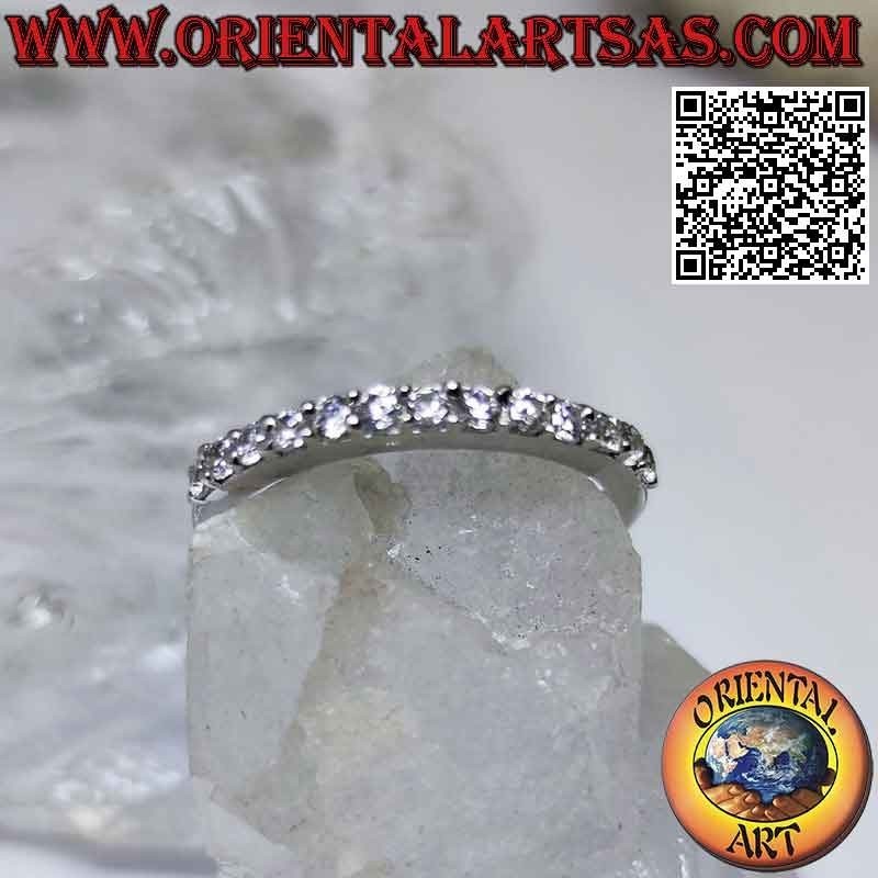 Anello in argento a fascia sottile "veretta" tempestata per metà di zirconi bianchi incastonati (2 mm)