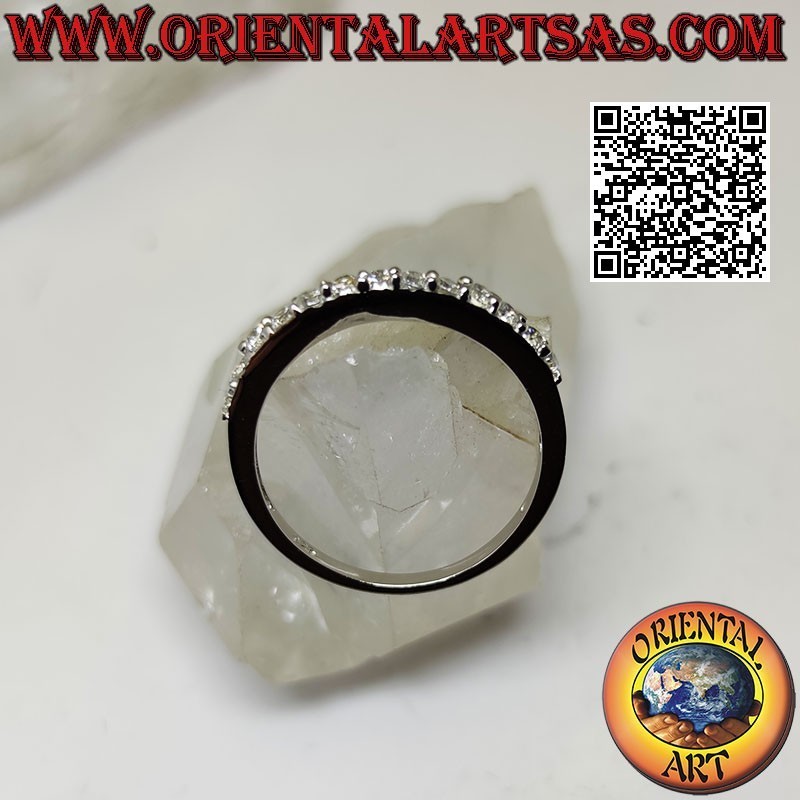 Anillo de plata con fina banda semitachonada de circonitas blancas (2 mm)