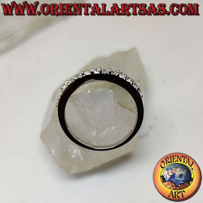 Anillo de plata con fina banda semitachonada de circonitas blancas (2 mm)