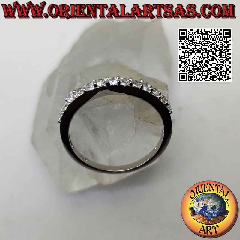 Anello in argento a fascia sottile "veretta" tempestata per metà di zirconi bianchi incastonati (2 mm)