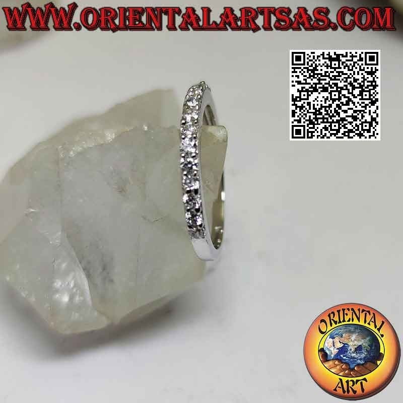 Anillo de plata con fina banda semitachonada de circonitas blancas (2 mm)