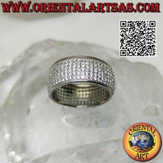 Anello in argento a fascia bombata tempestata di zirconi bianchi incastonati (9 mm)