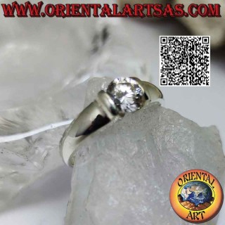 Anillo solitario liso de plata con zirconitas redondas blancas que sobresalen engastadas en la unión de la banda