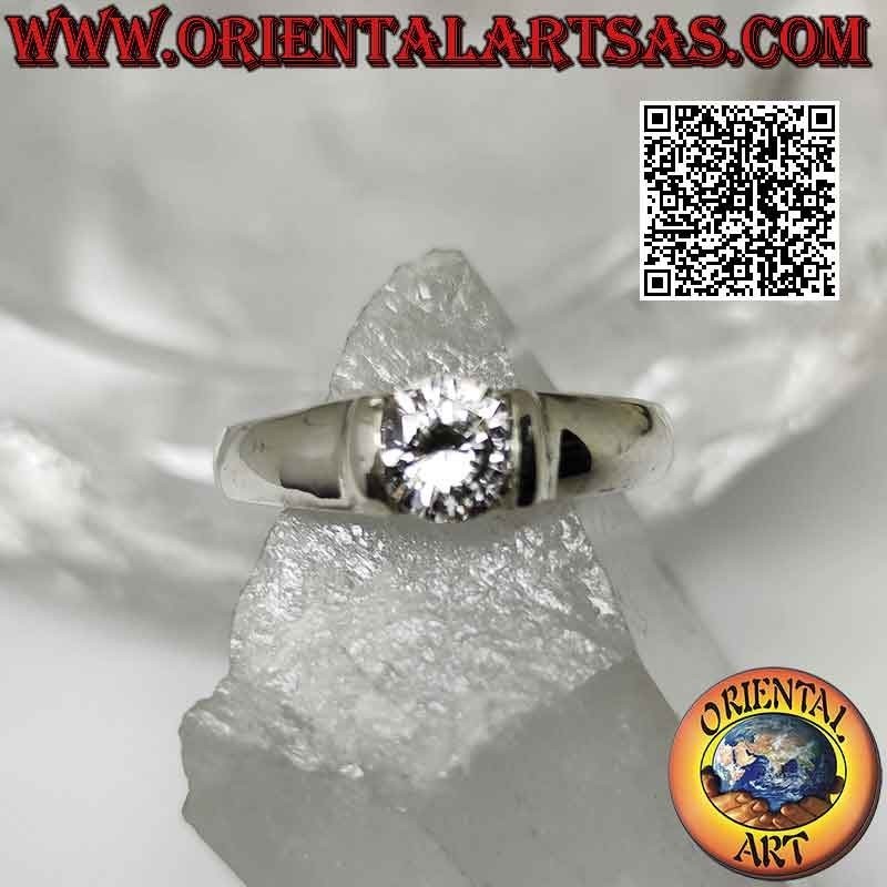 Anello in argento solitario liscio con zircone sporgente bianco tondo incastonato nella giunzione della fedina