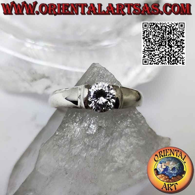 Anillo solitario liso de plata con zirconitas redondas blancas que sobresalen engastadas en la unión de la banda