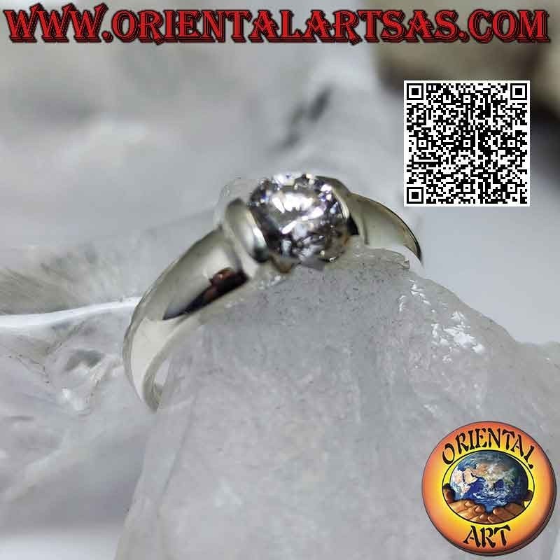 Anillo solitario liso de plata con zirconitas redondas blancas que sobresalen engastadas en la unión de la banda