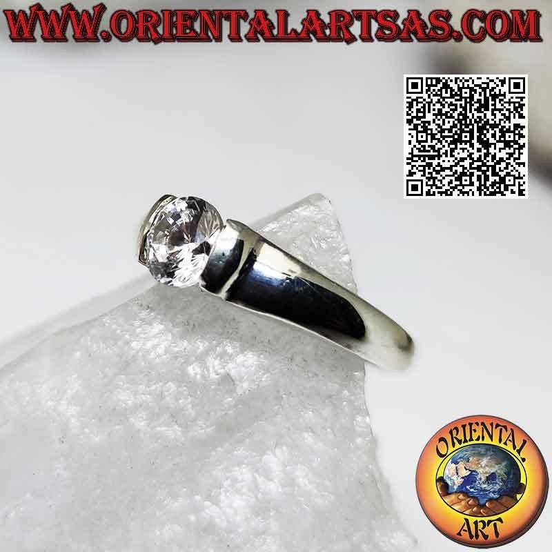 Anillo solitario liso de plata con zirconitas redondas blancas que sobresalen engastadas en la unión de la banda