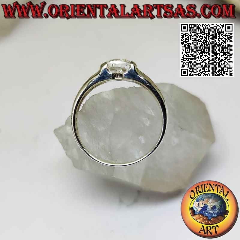 Anello in argento solitario liscio con zircone sporgente bianco tondo incastonato nella giunzione della fedina