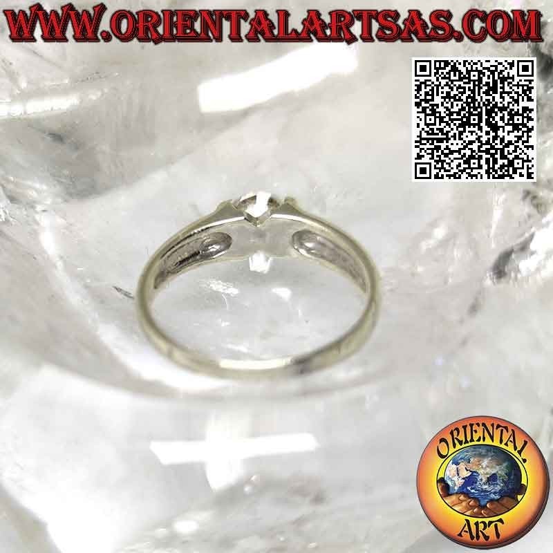 Bague en argent solitaire lisse avec zircon rond blanc saillant serti à la jonction de l'anneau