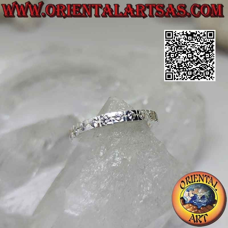 Anello in argento a fedina squadrettata "veretta" con zirconi bianchi incastonati singolarmente (2 mm)