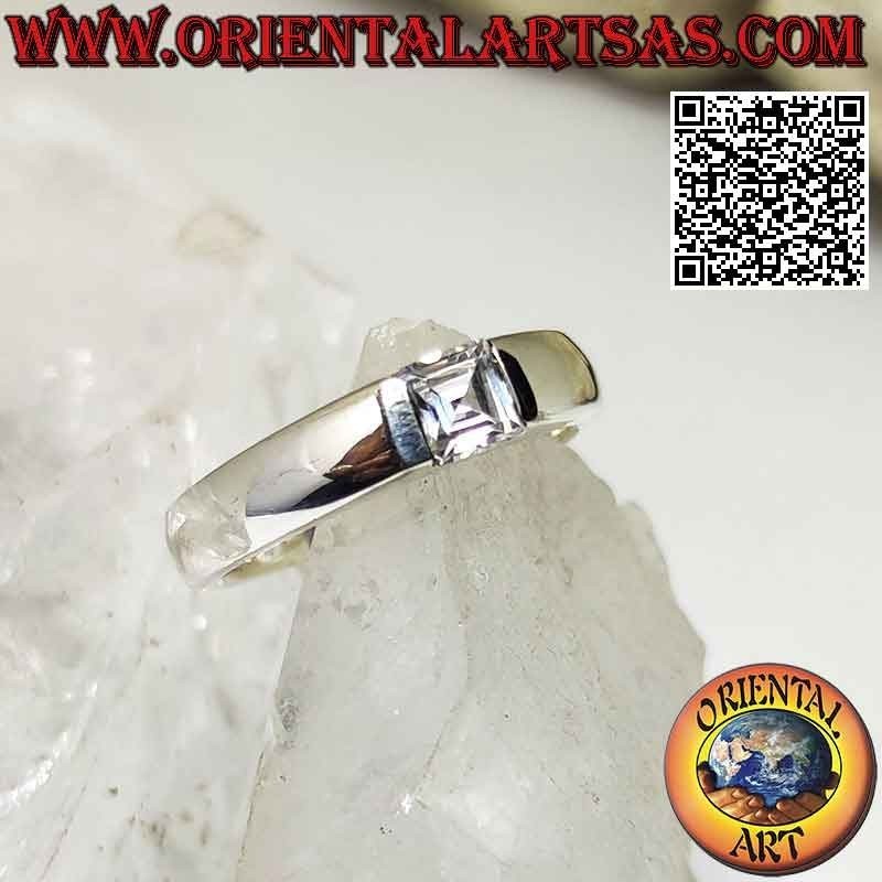 Bague en argent solitaire lisse avec zircon carré blanc serti à la jonction de l'anneau