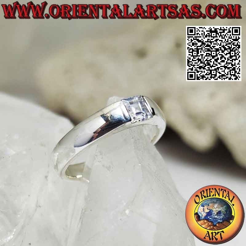 Bague en argent solitaire lisse avec zircon carré blanc serti à la jonction de l'anneau