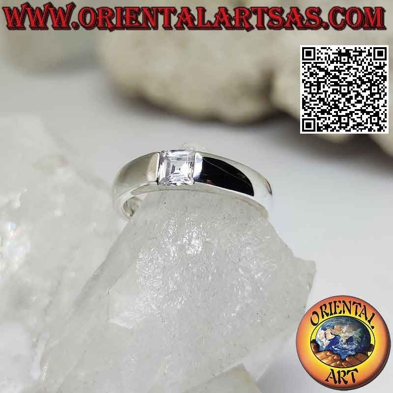 Anillo solitario liso de plata con circonita blanca cuadrada engastada en la unión de la banda