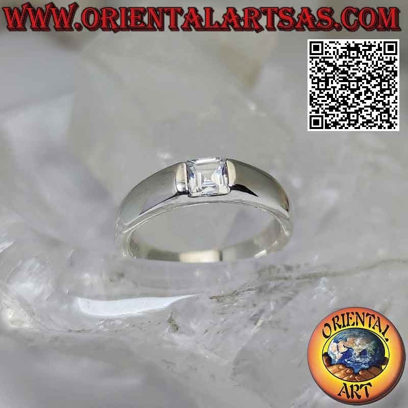 Anillo solitario liso de plata con circonita blanca cuadrada engastada en la unión de la banda