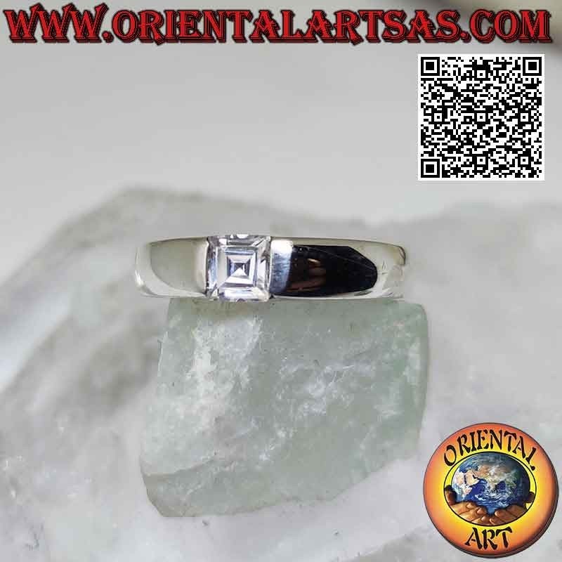 Anillo solitario liso de plata con circonita blanca cuadrada engastada en la unión de la banda