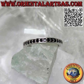 Anello in argento a fascia sottile "veretta" tempestata da zirconi neri incastonati (2 mm)
