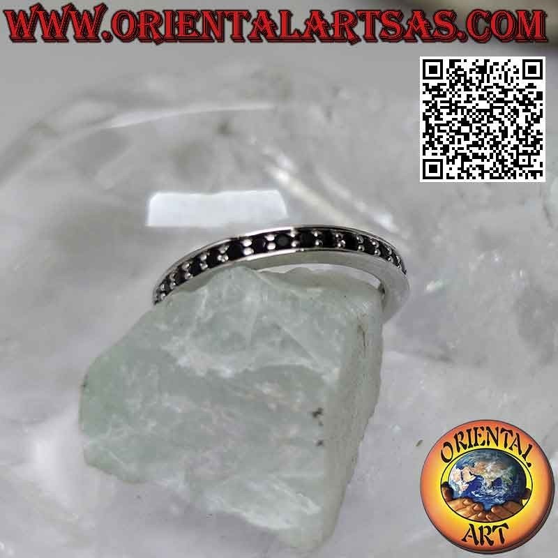 Anillo de plata con banda fina tachonada de circonitas negras (2 mm)