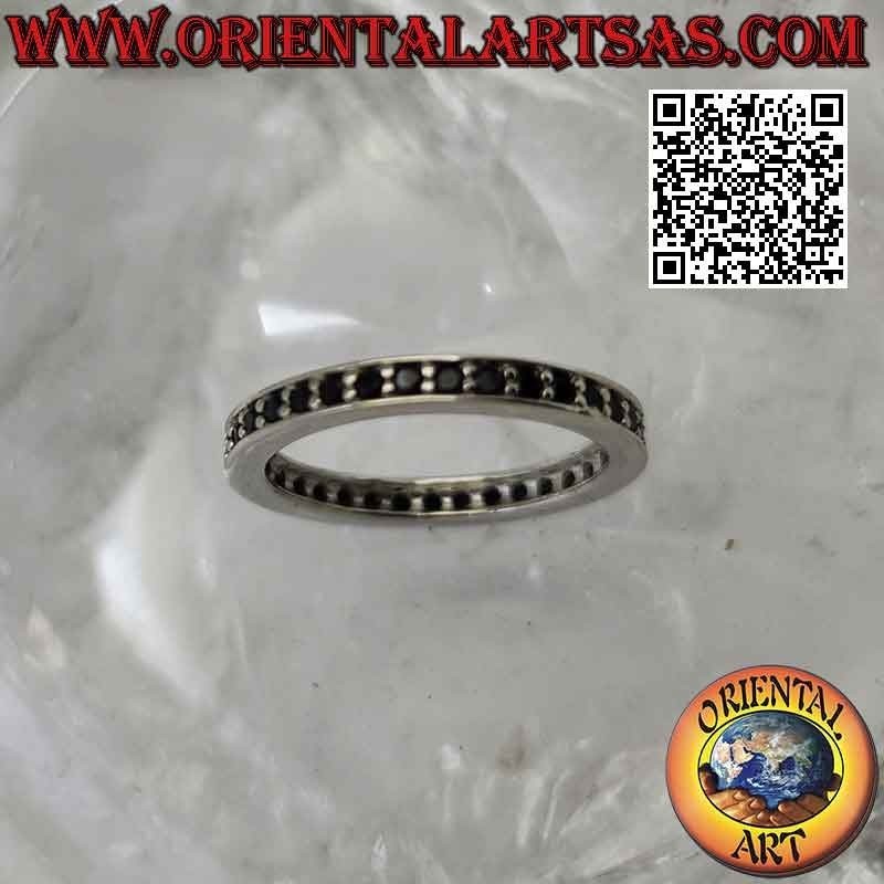 Bague en argent avec bande fine sertie de zircons noirs (2 mm)