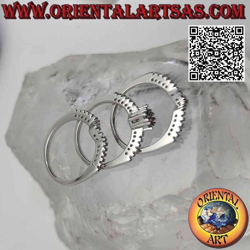 Anello in argento, tris di verette tempestate per metà di zirconi bianchi incastonati con rombo centrale