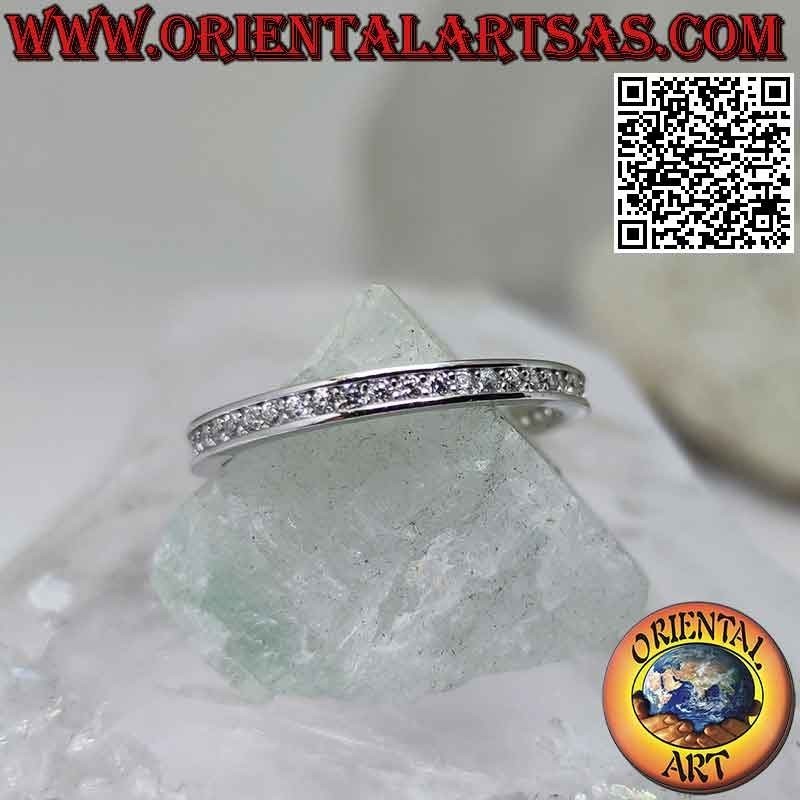 Anello in argento a fedina "veretta" bordata tempestata da zirconi bianchi incastonati (2 mm)