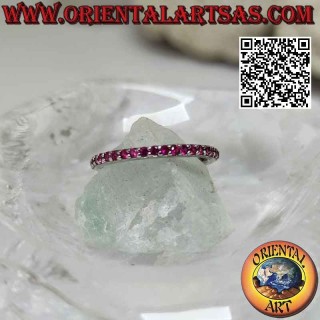 Anillo de plata con banda "Eternity" tachonado de circonitas rojas engastadas (2 mm)