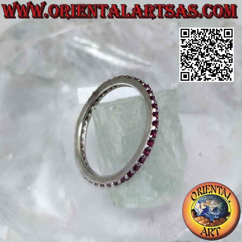 Anillo de plata con banda "Eternity" tachonado de circonitas rojas engastadas (2 mm)
