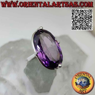 Anello in argento con grande zircone ametista incastonato ovale su montatura semplice