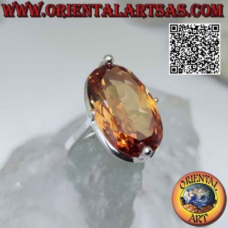 Anello in argento con grande zircone champagne incastonato ovale su montatura semplice