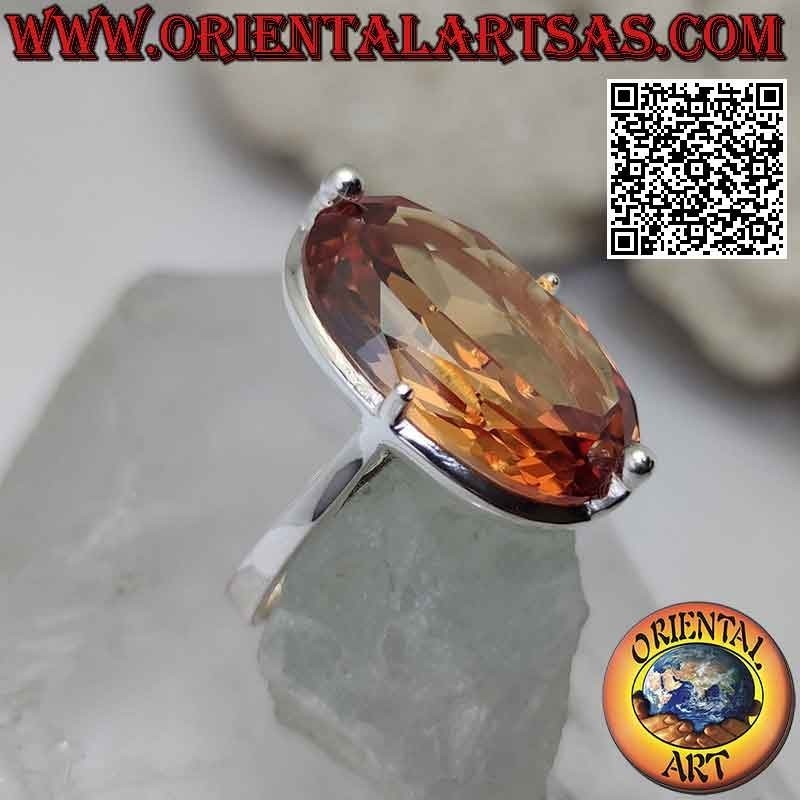 Anello in argento con grande zircone champagne incastonato ovale su montatura semplice