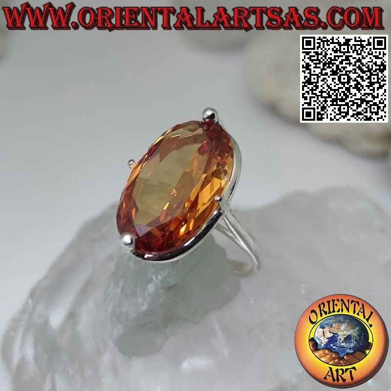 Anello in argento con grande zircone champagne incastonato ovale su montatura semplice