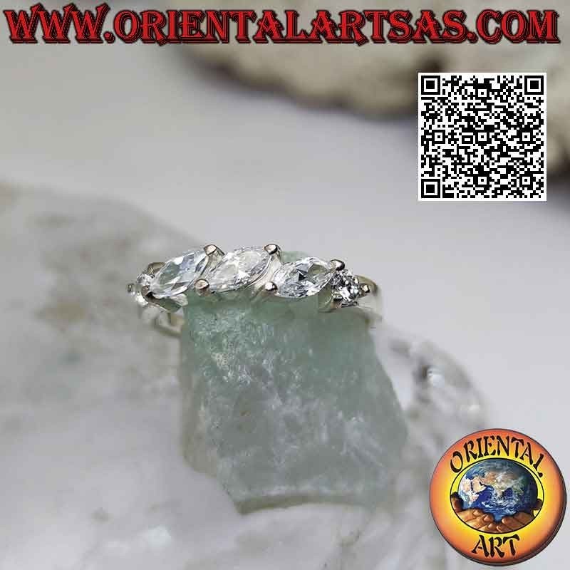 Bague en argent avec trio de zircons navettes blancs sertis obliquement entre deux zircons ronds