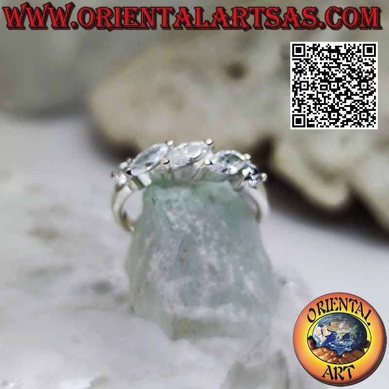 Anillo de plata con trío de circonitas lanzadera blancas engastadas oblicuamente entre dos circonitas redondas