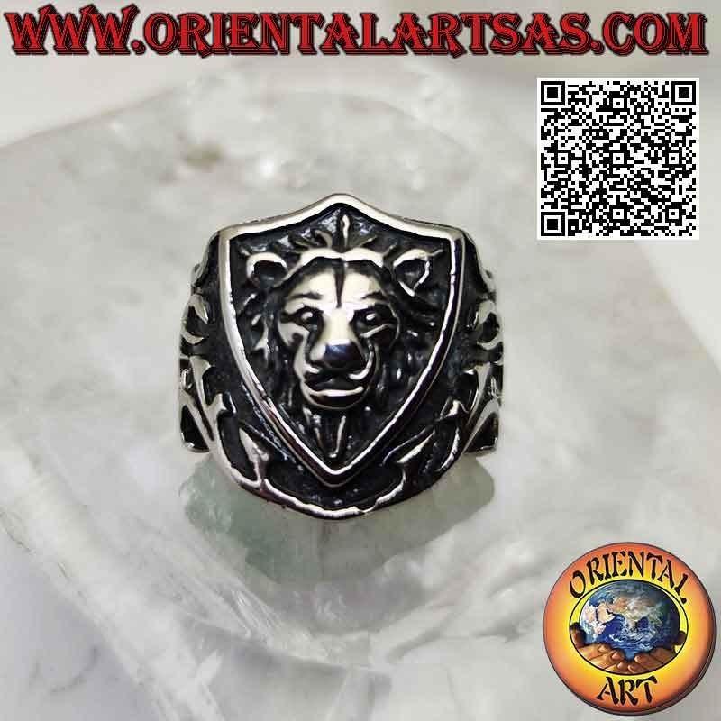 Anello in acciaio chirurgico (316L), stemma con leone a bassorilievo e spada sui lati