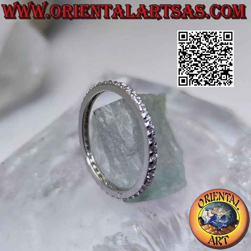 Anillo de plata con banda "Eternity" tachonada de circonitas blancas (2 mm)