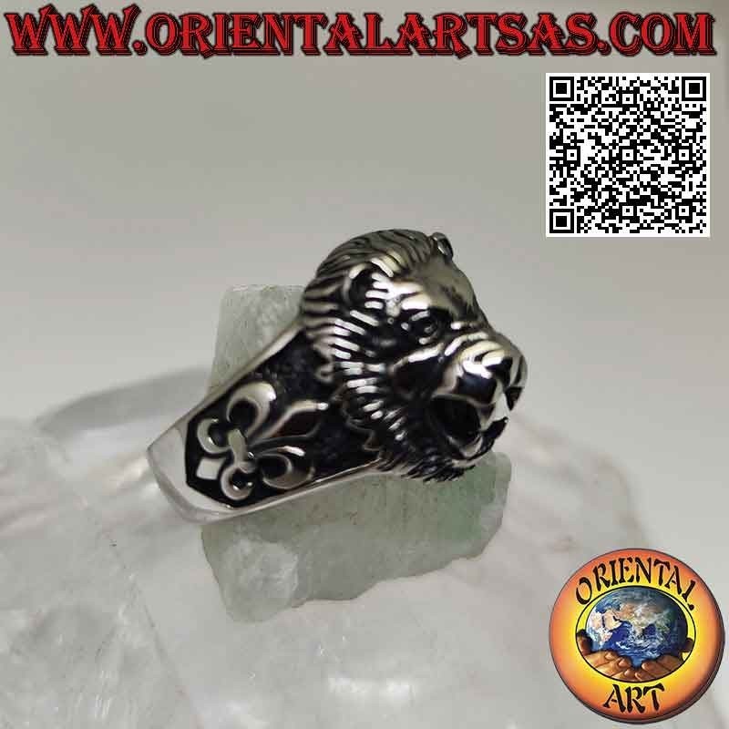 Anillo de acero quirúrgico (316L), cabeza de león y lirio en bajorrelieve en los laterales