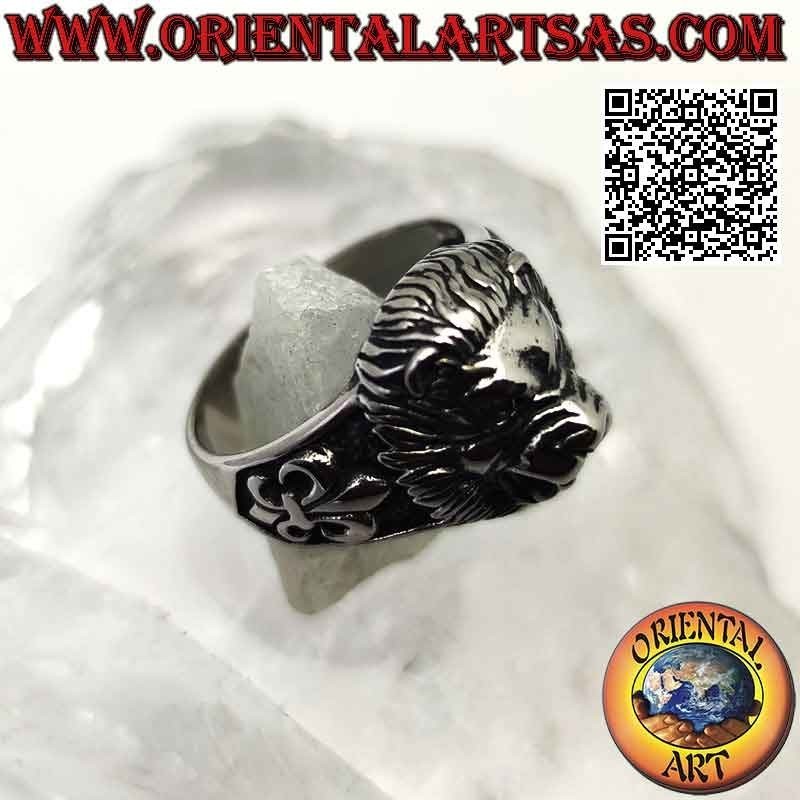 Anillo de acero quirúrgico (316L), cabeza de león y lirio en bajorrelieve en los laterales