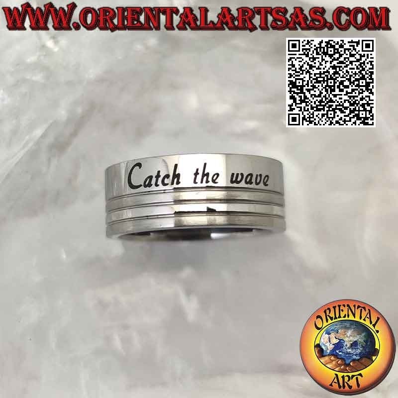 Anello in acciaio chirurgico (316L), fascia piatta incisa con scritta "catch the wave" da 8 mm