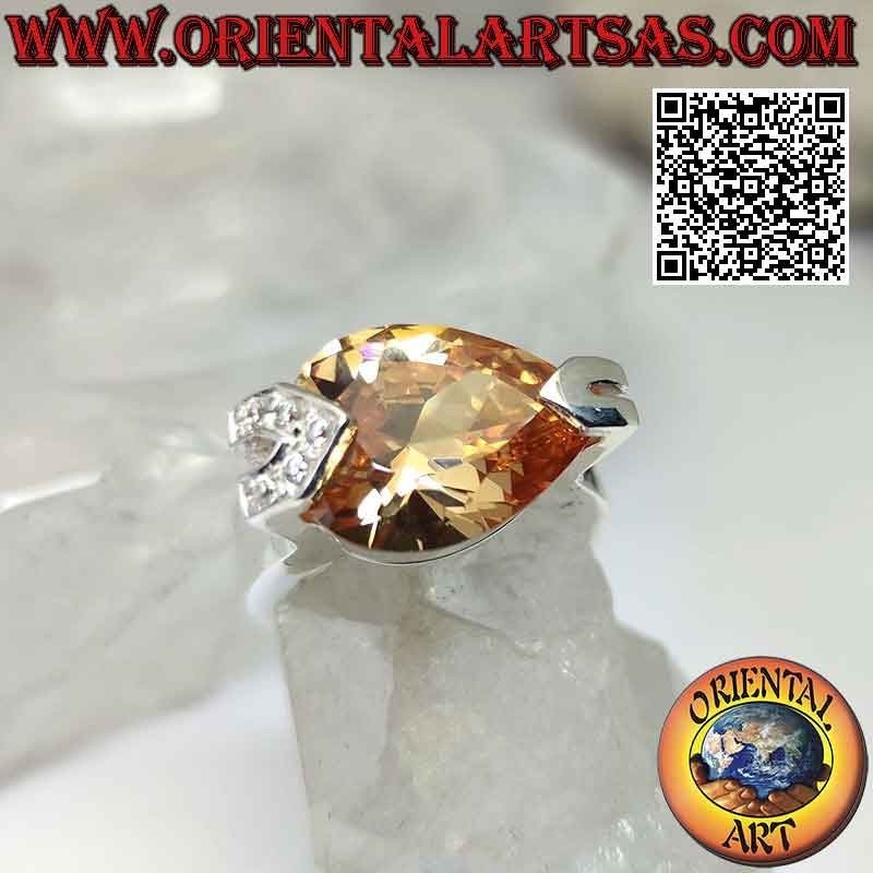Ring aus Rhodiumsilber mit facettiertem champagnerfarbenem Tropfenzirkon mit weißen Zirkonen an einem Haken