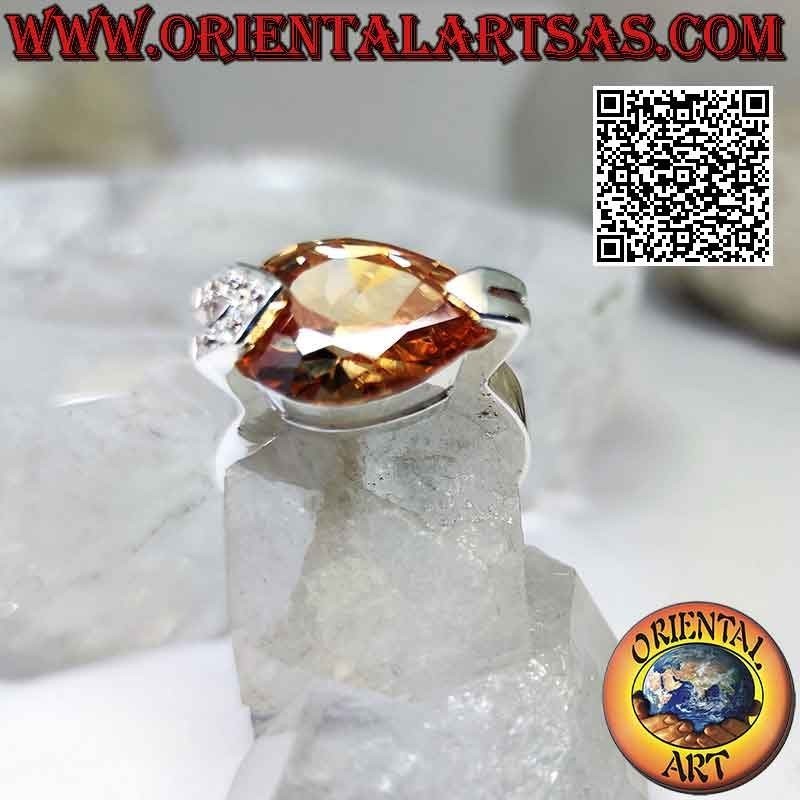 Ring aus Rhodiumsilber mit facettiertem champagnerfarbenem Tropfenzirkon mit weißen Zirkonen an einem Haken