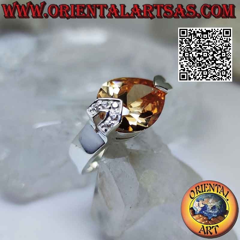 Ring aus Rhodiumsilber mit facettiertem champagnerfarbenem Tropfenzirkon mit weißen Zirkonen an einem Haken
